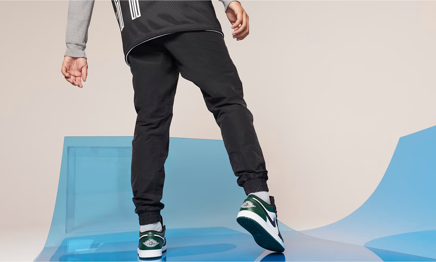 An encapsulated Air-Sole unit provides lightweight cushioning.